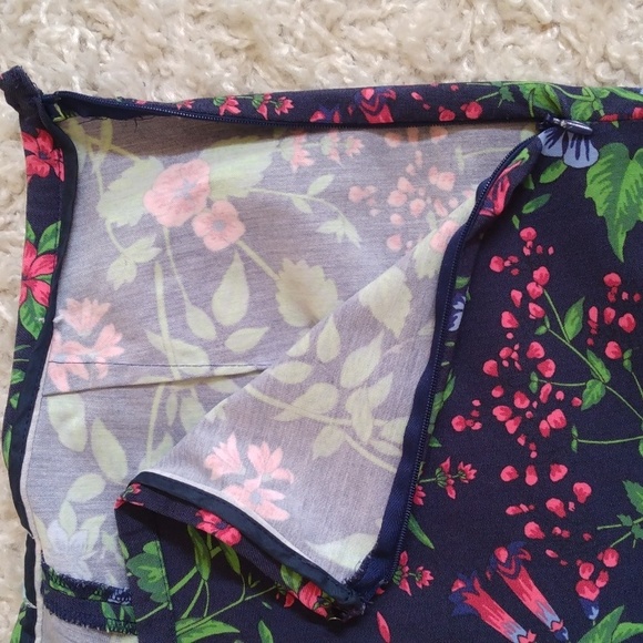 J. McLaughlin Size 4 Floral Pants. - Picture 11 of 12